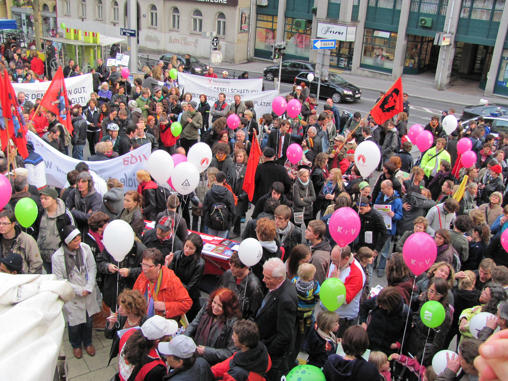 Kundgebung der UG im Oktober 2010. „Mehr Kröten für Bildung und Soziales“.