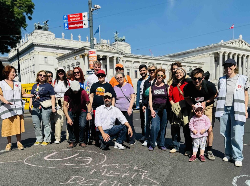 Mitglieder vorm Parlament am 1. Mai