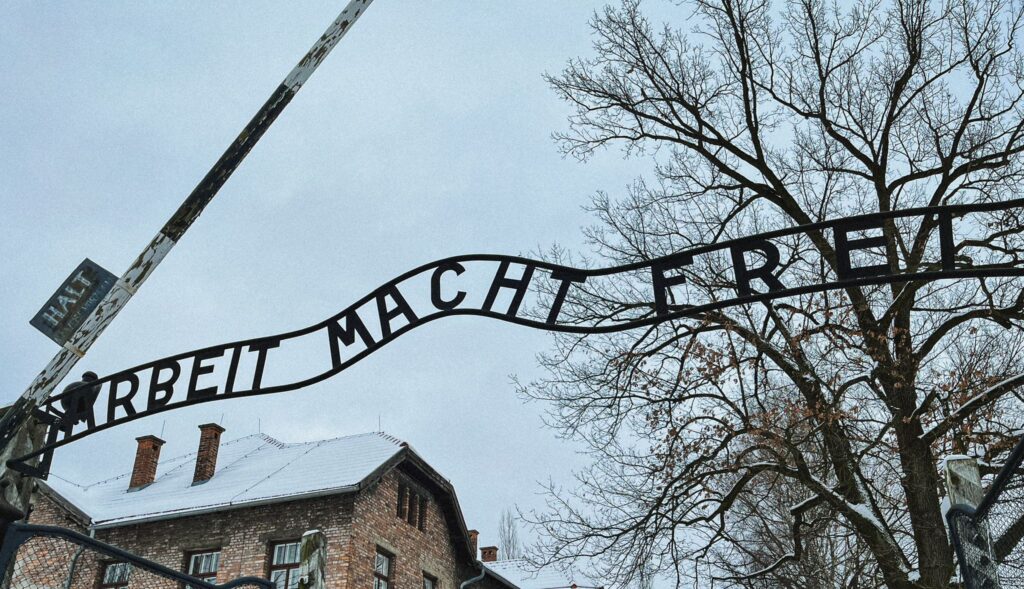 Eingang zum KZ-Auschwitz mit dem Schriftzug "Arbeit macht frei"