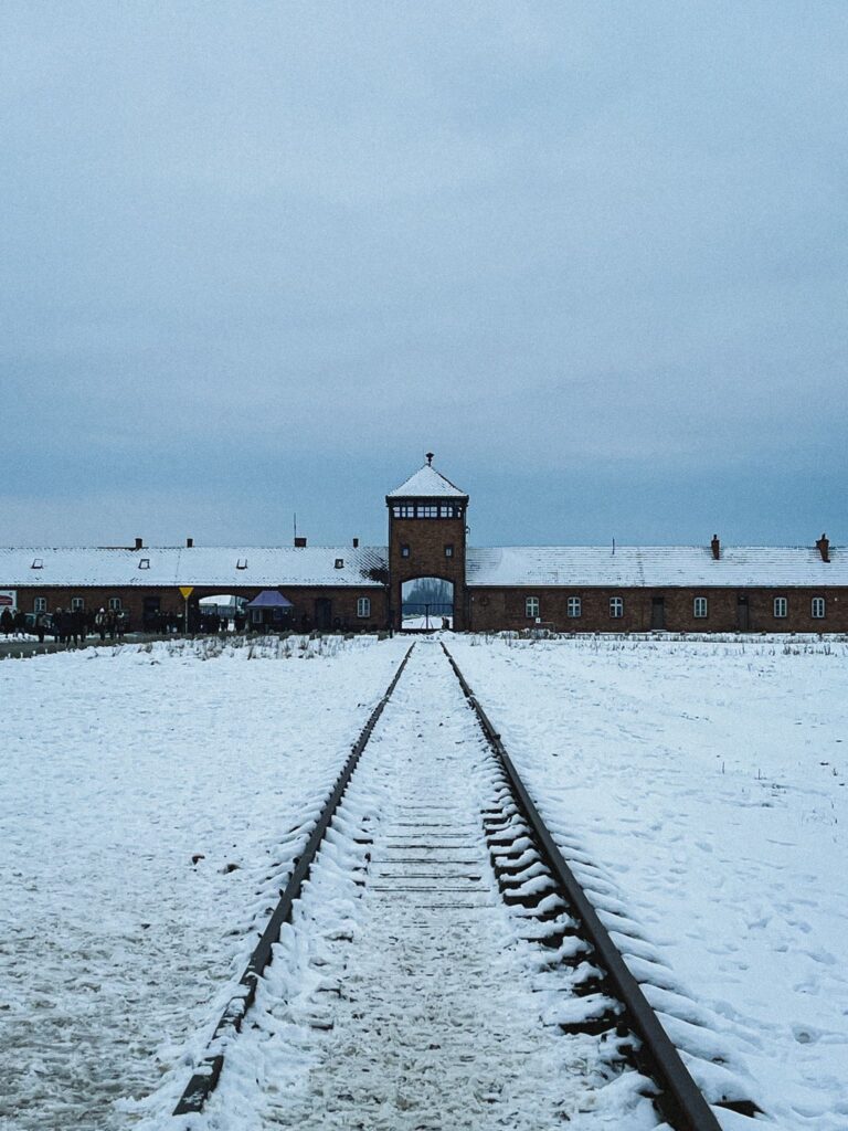 Zugschienen die in das KZ-Gelände führen